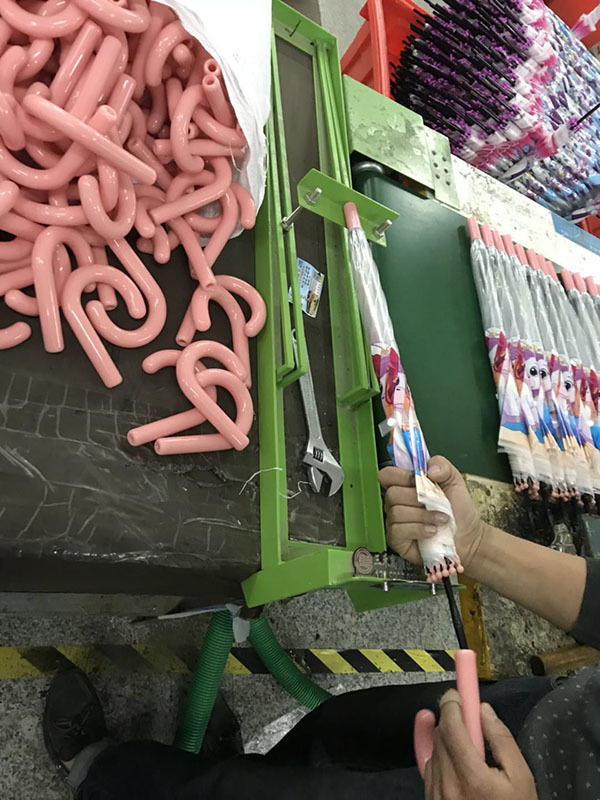 上傘頭機(jī)使用現(xiàn)場